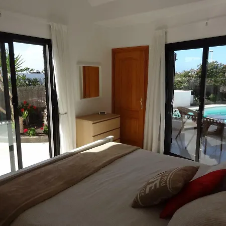 Sol Y Luna Free Heated Pool, Car Not Essential Villa Playa Blanca (Lanzarote)
